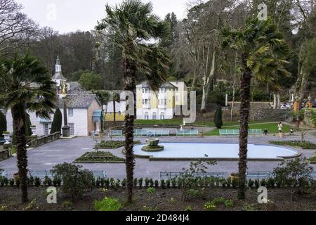 PORTMEIRION, VEREINIGTES KÖNIGREICH - 22. Feb 2019: Der atemberaubende Innenhof und Pool im Zentrum des Dorfes Portmeirion Stockfoto