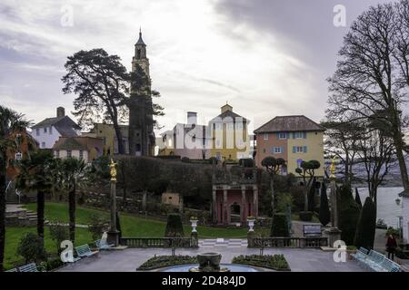 PORTMEIRION, VEREINIGTES KÖNIGREICH - 22. Feb 2019: Der atemberaubende Innenhof und Pool im Zentrum des Dorfes Portmeirion Stockfoto