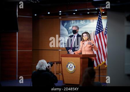 Washington, USA. Okt. 2020. US-House-Sprecherin Nancy Pelosi (R) spricht während einer Pressekonferenz auf dem Capitol Hill in Washington, DC, die Vereinigten Staaten, am 8. Oktober 2020. Die Sprecherin des US-Repräsentantenhauses, Nancy Pelosi, lehnte am Donnerstag ab, eine eigenständige Gesetzesvorlage vorzuziehen, die darauf abzielt, US-Fluggesellschaften neue Hilfe zu gewähren, wenn kein größeres Hilfspaket COVID-19 fehlt. Kredit: Ting Shen/Xinhua/Alamy Live Nachrichten Stockfoto