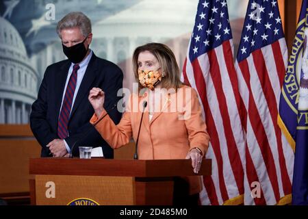 Washington, USA. Okt. 2020. US-House-Sprecherin Nancy Pelosi (R) spricht während einer Pressekonferenz auf dem Capitol Hill in Washington, DC, die Vereinigten Staaten, am 8. Oktober 2020. Die Sprecherin des US-Repräsentantenhauses, Nancy Pelosi, lehnte am Donnerstag ab, eine eigenständige Gesetzesvorlage vorzuziehen, die darauf abzielt, US-Fluggesellschaften neue Hilfe zu gewähren, wenn kein größeres Hilfspaket COVID-19 fehlt. Kredit: Ting Shen/Xinhua/Alamy Live Nachrichten Stockfoto