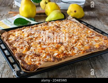 Frisch gebackener Mandelkuchen mit Zangenquinke auf einem Backblech Stockfoto