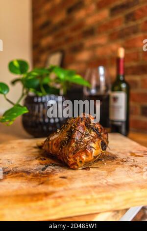 Rustikale gerötete Lammkeule und Dauphinoise-Kartoffeln Stockfoto