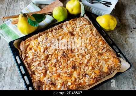 Frisch gebackener Mandelkuchen mit Zangenquinke auf einem Backblech Stockfoto