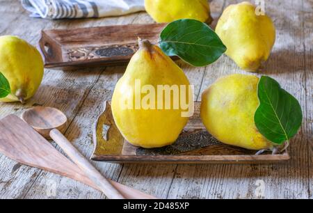 Frische und reife Quitten auf Holztisch Stockfoto