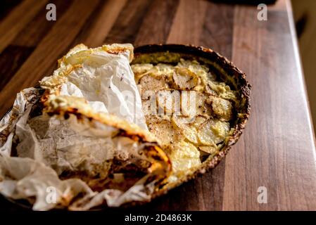 Rustikale gerötete Lammkeule und Dauphinoise-Kartoffeln Stockfoto