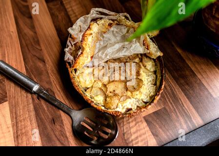 Rustikale gerötete Lammkeule und Dauphinoise-Kartoffeln Stockfoto