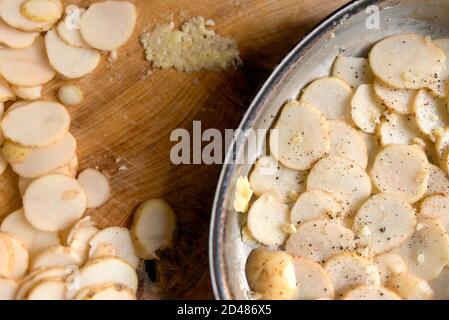 Rustikale gerötete Lammkeule und Dauphinoise-Kartoffeln Stockfoto