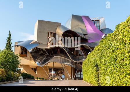Elciego, Spanien - 6. August 2020: Weingut von Marques de Riscal in Alava, Baskenland. Das futuristische Gebäude und Luxushotel wurde von Famous entworfen Stockfoto