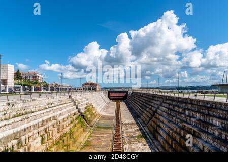 Santander, Spanien - 13. September 2020: Blick auf den Hafen von Gamazo, ein altes Dock für den Bau von Schiffen Stockfoto