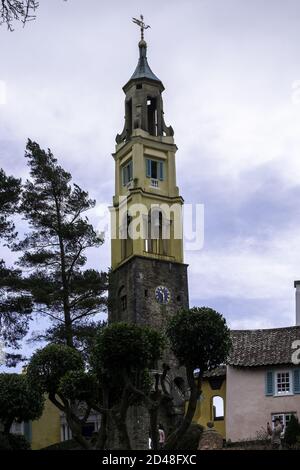 PORTMEIRI, VEREINIGTES KÖNIGREICH - 22. Feb 2019: Ein Uhrenturm im Dorf Portmeirion. Stockfoto