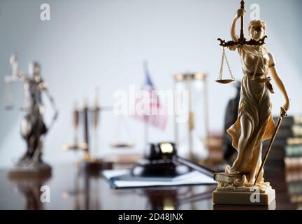 Anwaltskanzlei. Themis, Richter und Gesetzbücher auf dem Schreibtisch. Stockfoto