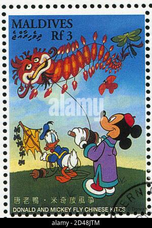 MALDIVE ISLANDS - UM 1996: Briefmarke gedruckt von Maldive Islands, zeigt Donald, Mickey fliegen chinesische Drachen, um 1996 Stockfoto