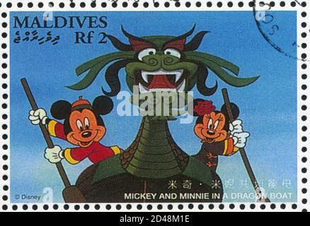 MALDIVE ISLANDS - UM 1996: Briefmarke gedruckt von Maldive Islands, zeigt Mickey, Minnie im Drachenboot, um 1996 Stockfoto