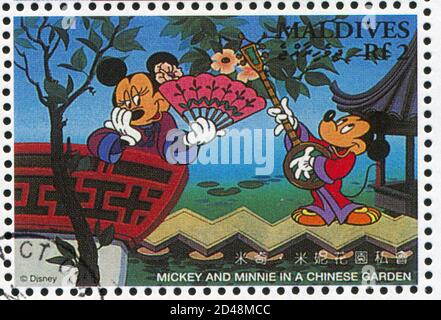 MALDIVE ISLANDS - UM 1996: Briefmarke gedruckt von Maldive Islands, zeigt Mickey, Minnie, im Chinesischen Garten, um 1996 Stockfoto