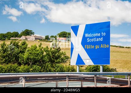 Straßenschild auf der A1 an der Grenze zwischen Schottland und England bei Berwick-upon-Tweed. Stockfoto