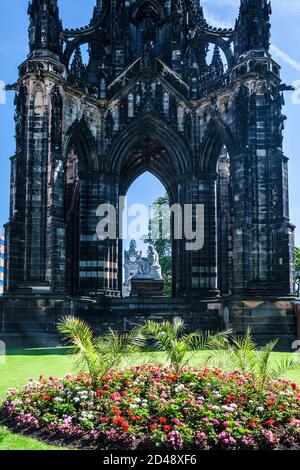 Das Scott Monument und der Balmoral Hotel Clock Tower in Edinburgh. Stockfoto