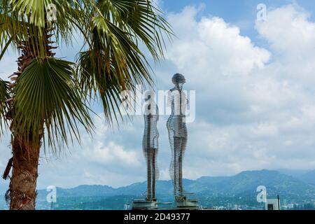 Batumi Georgia 25. Juni 2017: Bewegte Skulptur Ali und Nino am Ufer in Batumi. Sehenswürdigkeiten in Batumi. Stockfoto