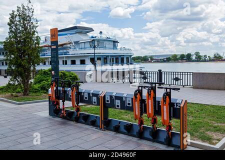 Rostov am Don, Russland 14. August 2020: Roller- und Fahrradverleih am Ufer. Kostenpflichtige Vermietung von Motorrollern und Fahrrädern in der Stadt. Modernes urb Stockfoto