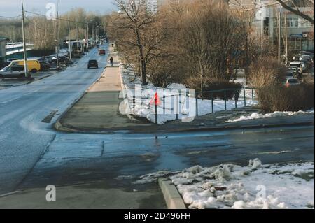 Schnee schmilzt im Winter auf der Straße Stockfoto