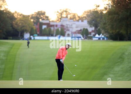 Südafrikas Garrick Higgo fährt am zweiten Tag der BMW PGA Championship im Wentworth Club, Virginia Water, auf das erste Grün. Stockfoto