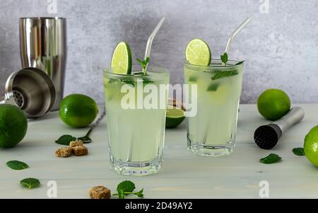 Erfrischender alkoholischer Minzcocktail Mojito mit Rum und Limette Stockfoto