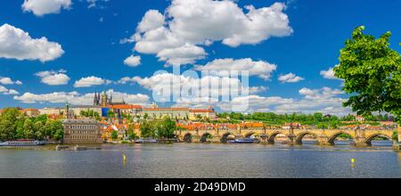 Panorama der Prager Altstadt mit Prager Burg, St. Veits Kathedrale in Hradcany Bezirk, Karlsbrücke Karluv meisten über Moldau. Panoramablick auf Prag, Tschechische Republik Stockfoto