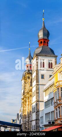 Heiliger Name Kirche katholisches Gebäude in Bonn historische Innenstadt, blauer Himmel Hintergrund, vertikale Ansicht, Nordrhein-Westfalen Region, Deutschland Stockfoto