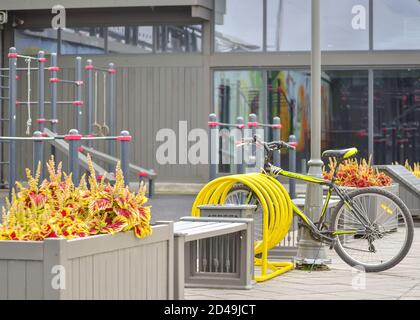 Kasan, Russland, 16. September 2020. Sportfahrrad im Fahrradparkplatz in der Nähe eines modernen Fitnessbereichs Stockfoto