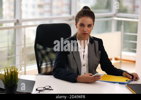 Pensive Geschäftsmann Frau in Jacke und Büro Stockfoto
