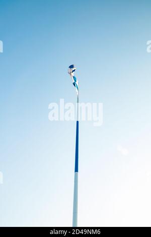 Die größte finnische Flagge der Welt und der höchste Fahnenmast in Europa gegen blauen Himmel, Hamina, Finnland. Der Fahnenmast ist 100 Meter hoch. Stockfoto