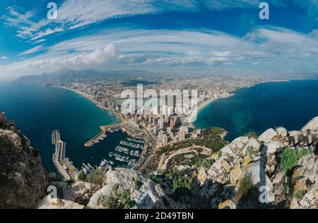Atemberaubende Luftaufnahme Calpe, Costa Blanca. Beliebtes Sommerresort in Spanien mit mittelmeer und Las Salinas See, Berge im Hintergrund, Stockfoto