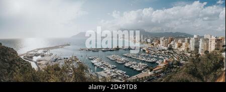 Atemberaubende Luftaufnahme Calpe, Costa Blanca. Beliebtes Sommerresort in Spanien mit mittelmeer und Las Salinas See, Berge im Hintergrund, Stockfoto