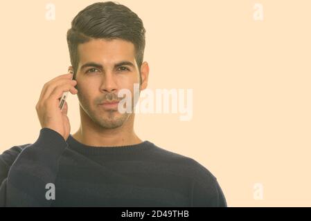 Jungen schönen persischen Mann Gespräch am Handy Stockfoto