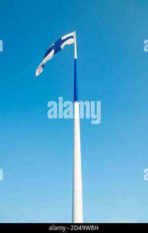 Die größte finnische Flagge der Welt und der höchste Fahnenmast in Europa gegen blauen Himmel, Hamina, Finnland. Der Fahnenmast ist 100 Meter hoch. Stockfoto