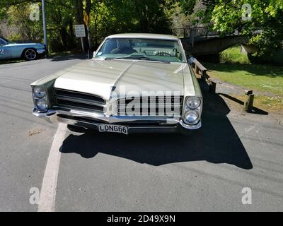 AUCKLAND, NEUSEELAND - 03. Okt 2020: Auckland / Neuseeland - 3. Oktober 2020: Blick auf Pontiac Bonneville 1966 Oldtimer Stockfoto