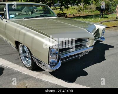 AUCKLAND, NEUSEELAND - 03. Okt 2020: Auckland / Neuseeland - 3. Oktober 2020: Blick auf Pontiac Bonneville 1966 Oldtimer Stockfoto