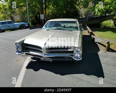 AUCKLAND, NEUSEELAND - 03. Okt 2020: Auckland / Neuseeland - 3. Oktober 2020: Blick auf Pontiac Bonneville 1966 Oldtimer Stockfoto