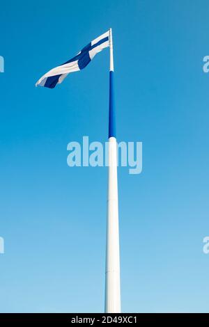 Die größte finnische Flagge der Welt und der höchste Fahnenmast in Europa gegen blauen Himmel, Hamina, Finnland. Der Fahnenmast ist 100 Meter hoch. Stockfoto