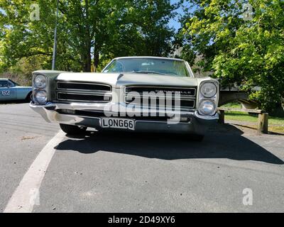 AUCKLAND, NEUSEELAND - 03. Okt 2020: Auckland / Neuseeland - 3. Oktober 2020: Blick auf Pontiac Bonneville 1966 Oldtimer Stockfoto