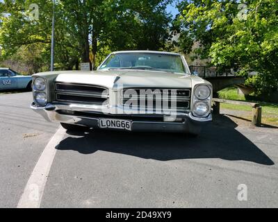 AUCKLAND, NEUSEELAND - 03. Okt 2020: Auckland / Neuseeland - 3. Oktober 2020: Blick auf Pontiac Bonneville 1966 Oldtimer Stockfoto