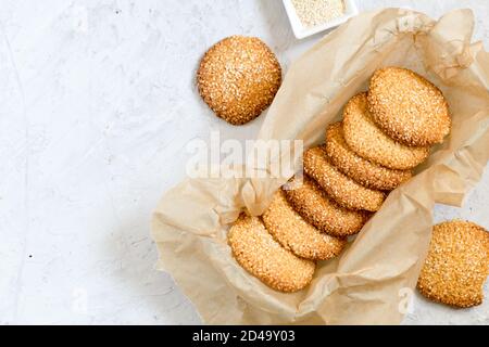 Cookies mit Sesamsamen auf grauem Betongrund. Gesunder Snack mit Sesam/ Stockfoto