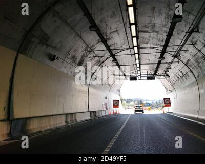 AUCKLAND, NEUSEELAND - 03. Okt 2020: Auckland / Neuseeland - 3. Oktober 2020: Blick in den Johnstones Hill Tunnel Richtung Puhoi Stockfoto