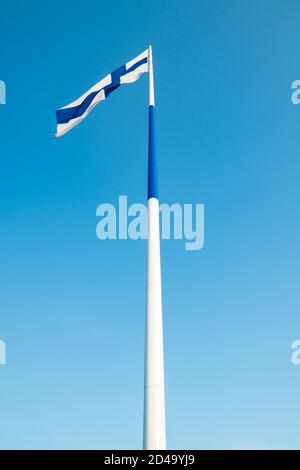 Die größte finnische Flagge der Welt und der höchste Fahnenmast in Europa gegen blauen Himmel, Hamina, Finnland. Der Fahnenmast ist 100 Meter hoch. Stockfoto