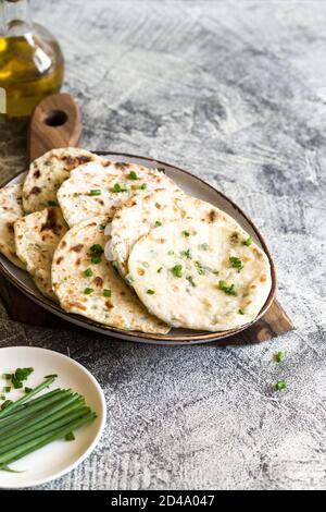 Onion Naan - traditionelle indische Brot. Pita Brot oder Scones mit grünen Zwiebeln Stockfoto