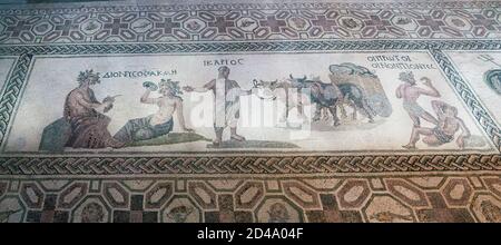 Haus von Dionysos: Dionysos & Acme sind dargestellt (links) mit Icarios, die die Zügel eines Ochsenkarren halten, gefüllt mit Säcken Wein. Stockfoto