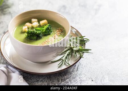 Frühlingsentgiftung Broccoli-Sahne-Suppe mit Sesamsamen und Semmelbröseln. Clean Eating, Diät, vegan, vegetarisch, gesundes Essen Konzept. Stockfoto
