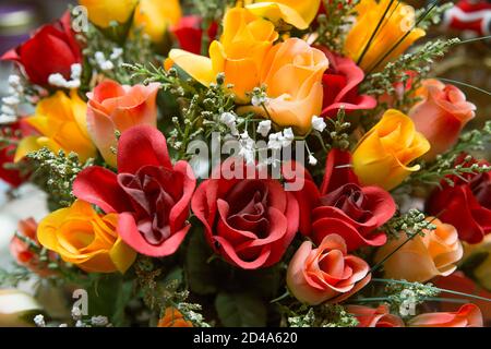 Draufsicht mehrfarbigen Hintergrund der künstlichen Rosen Bouquet Stockfoto