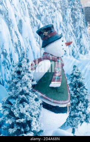 Schneemann in einer Plastiktüte Kugel auf winter night bei Nacht Stockfoto