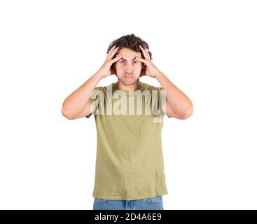 Porträt von müde und verärgert jungen Mann, lange lockige Frisur, hält seinen Kopf mit den Händen, sieht erschöpft und frustriert. Unzufrieden Casual guy b Stockfoto