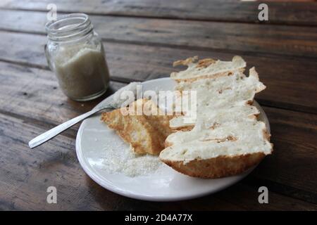 Die Auswahl umfasst lokale Snacks aus Ost-Java, Indonesien. Street Food aus Mehl und Kokosnuss mit einem süßen Geschmack mit Zucker gemischt. Gesunde traditionelle Ind Stockfoto